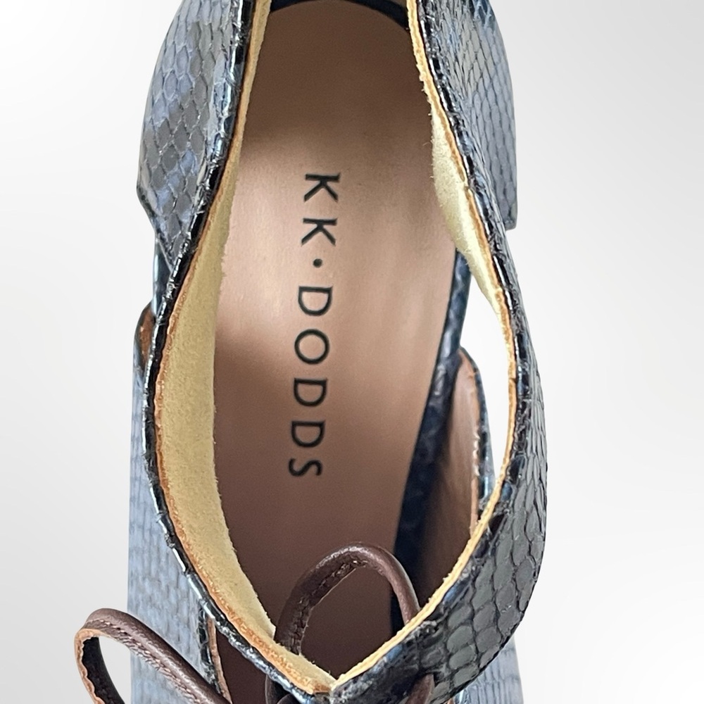 KK DODDS Pointed Toe Cutout Heels in Navy Snake Print in 6.5 - Picture 5 of 9